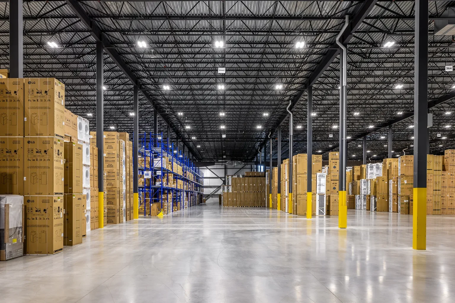 Espace de stockage organisé dans un grand centre de distribution
