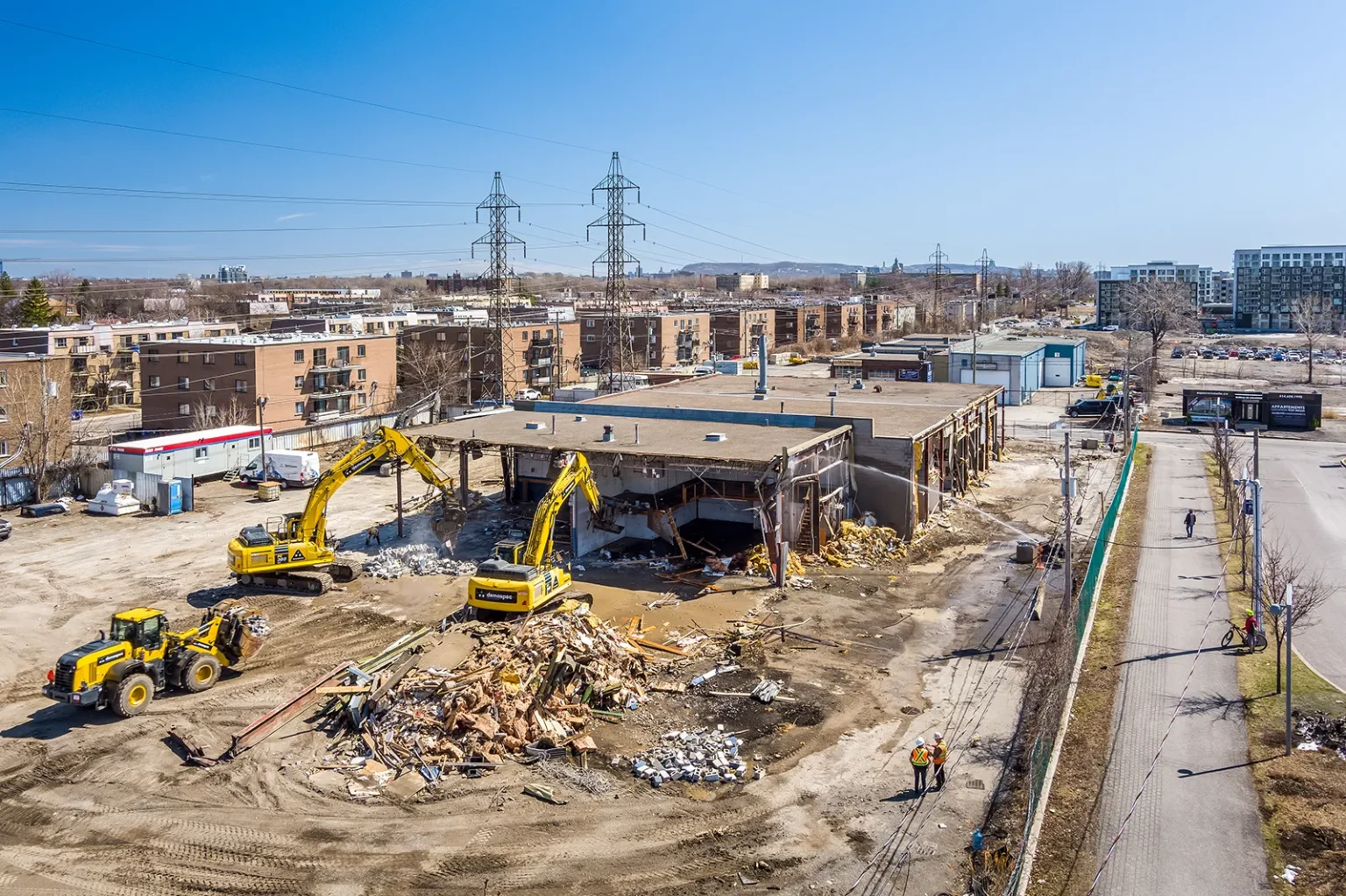 Survol par drone d'un vaste site de construction résidentielle