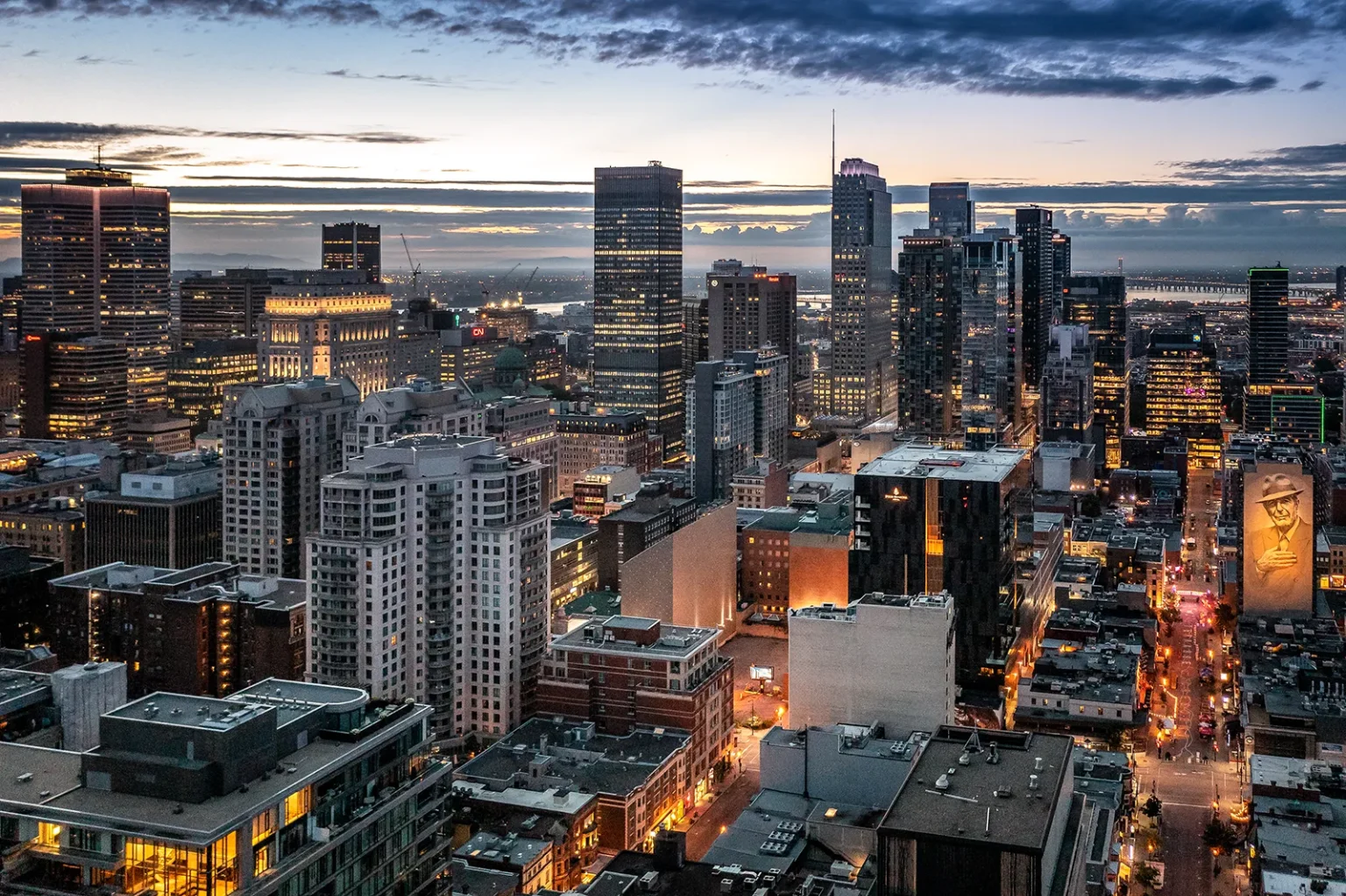 Skyline du centre-ville de Montréal au lever du soleil par drone