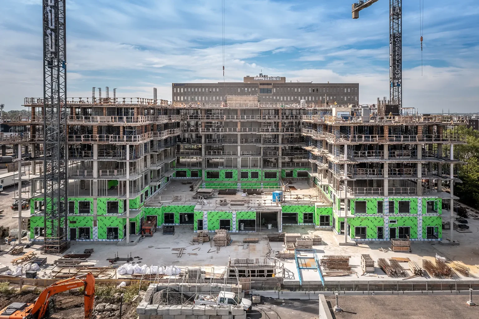 Vue aérienne d'un chantier de construction avec grue au centre-ville