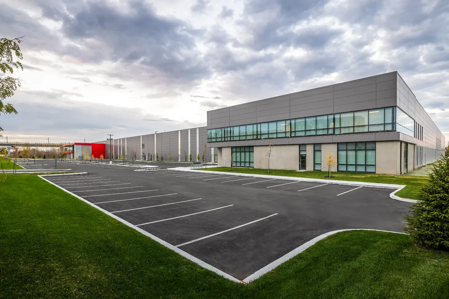 Façade avant d'un édifice industriel avec espaces de bureaux intégrés