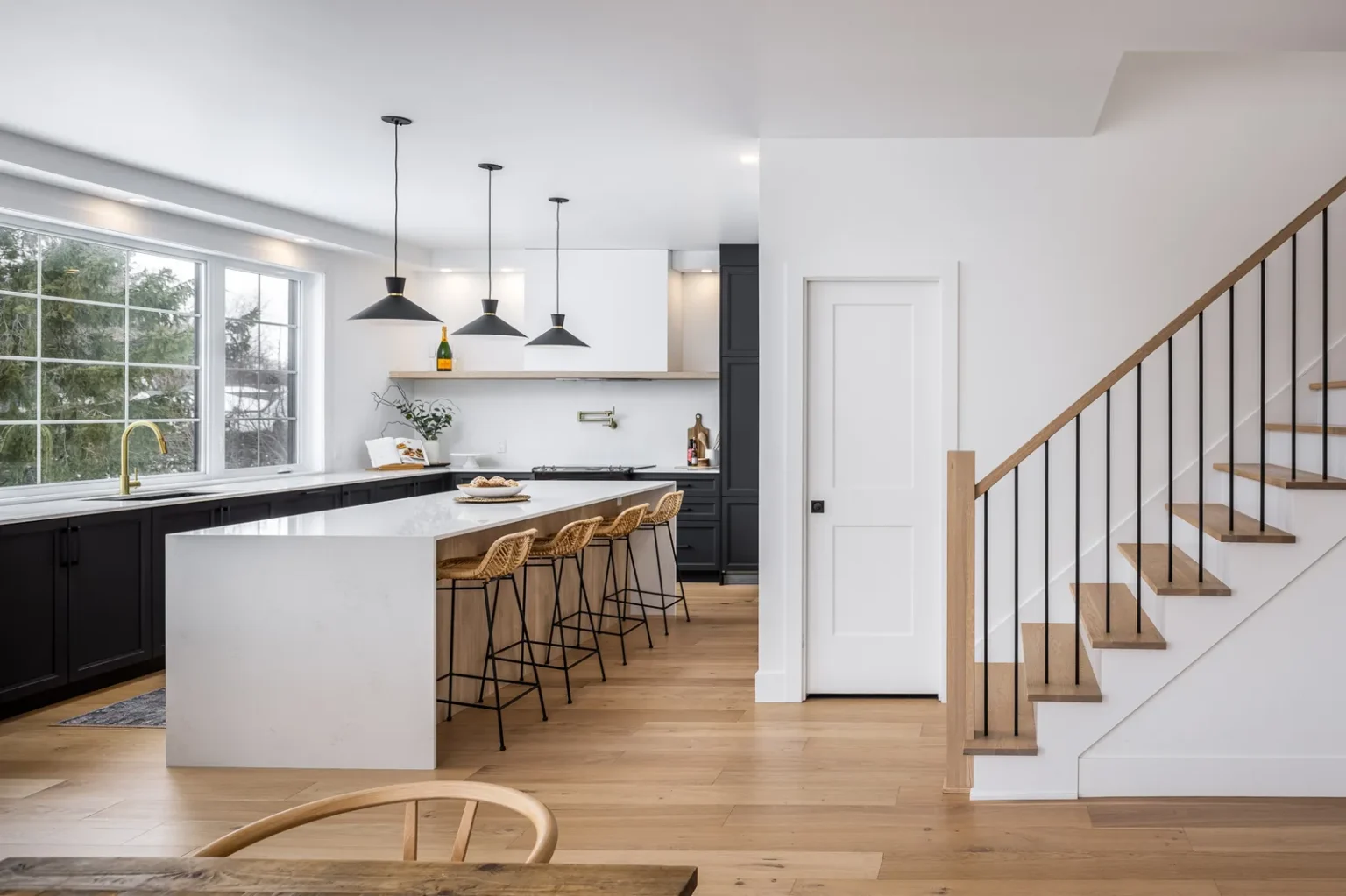 Cuisine moderne avec comptoirs en quartz et contrastes sophistiqués à Richelieu