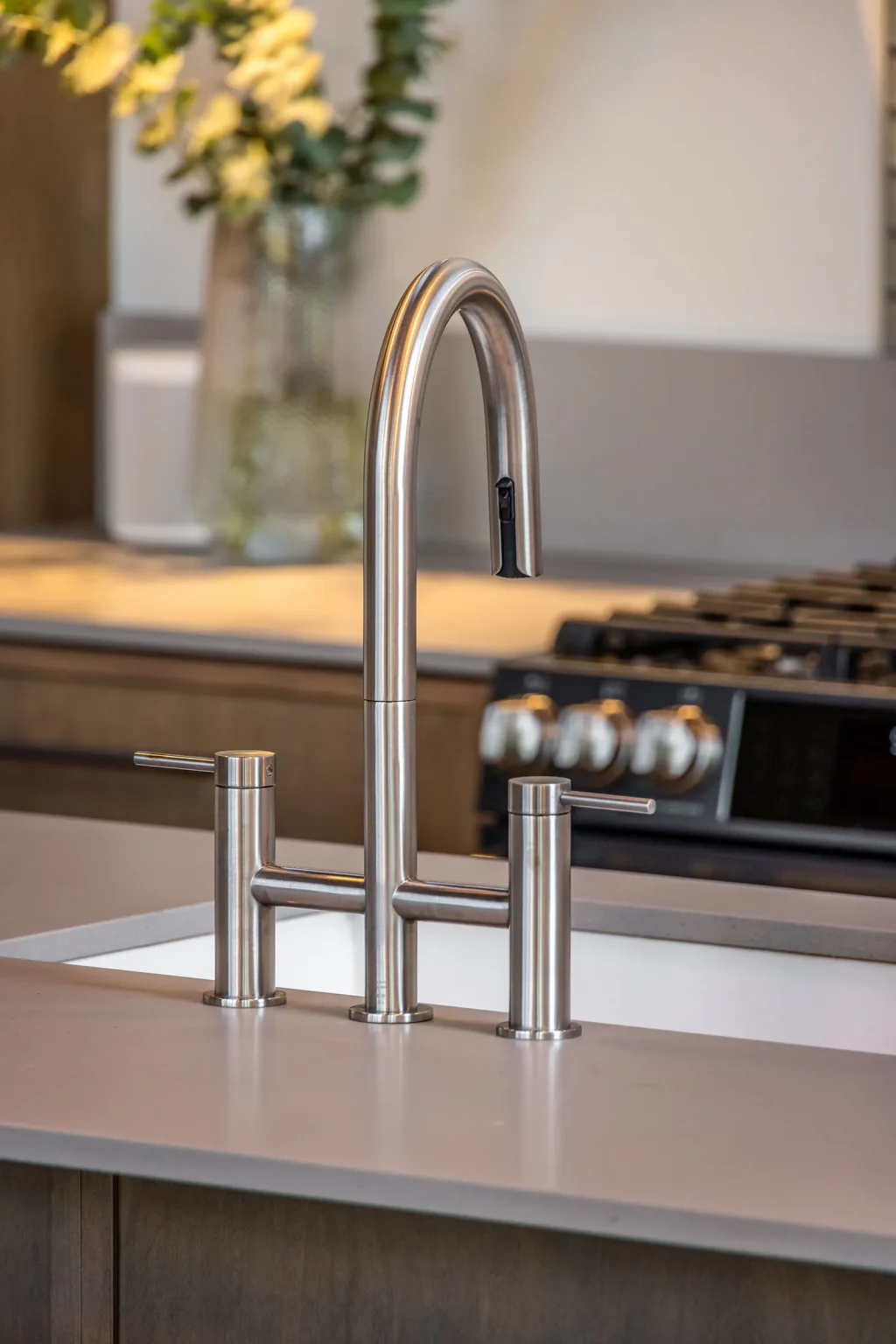 Détail de robinetterie haut de gamme dans une cuisine contemporaine