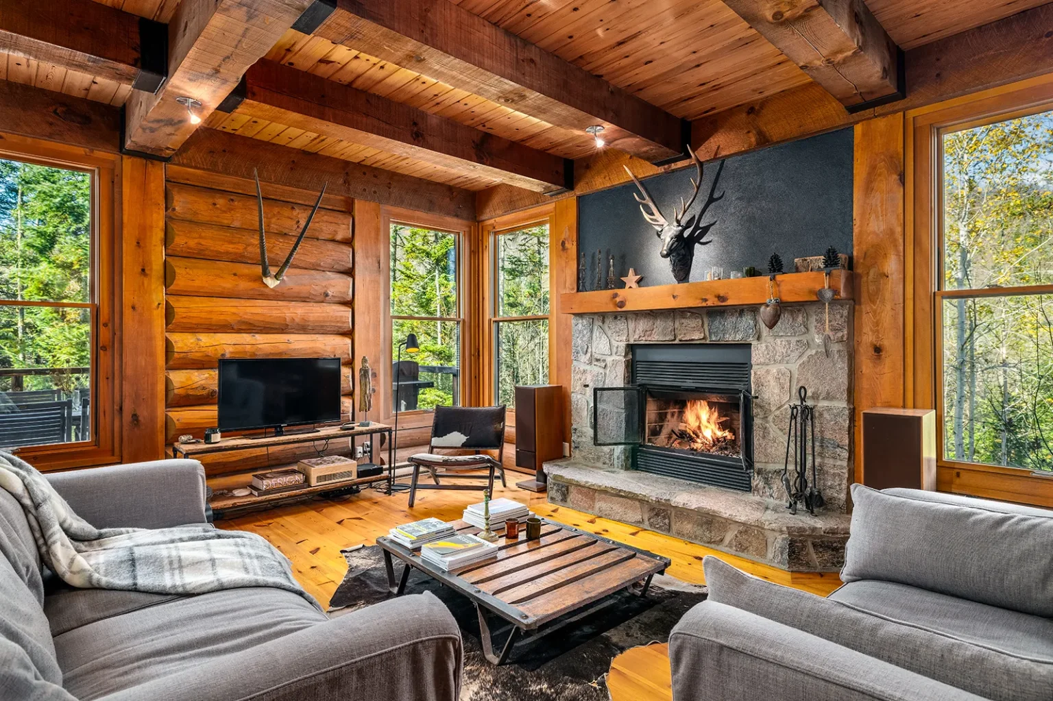 Intérieur chaleureux avec poutres apparentes dans un chalet du Lac-Supérieur