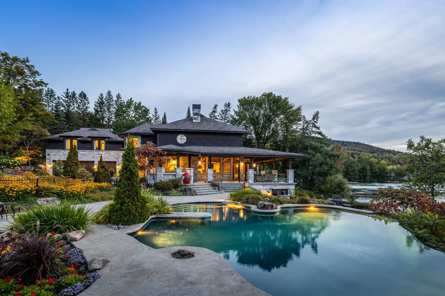 Piscine à débordement et aménagement extérieur haut de gamme à Lac-Beauport
