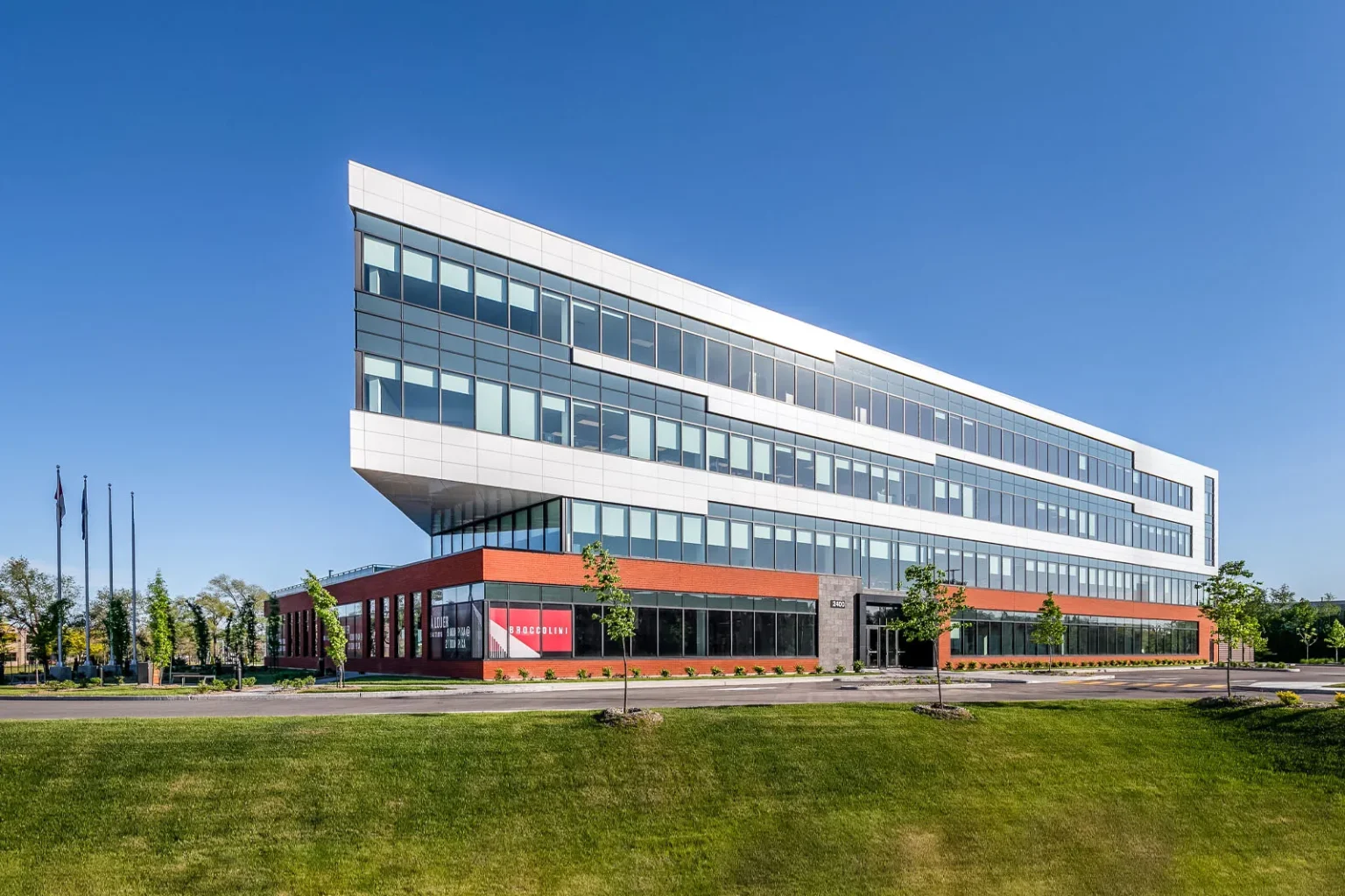 Immeuble de bureaux au design moderne dans l'Ouest-de-l'Île de Montréal
