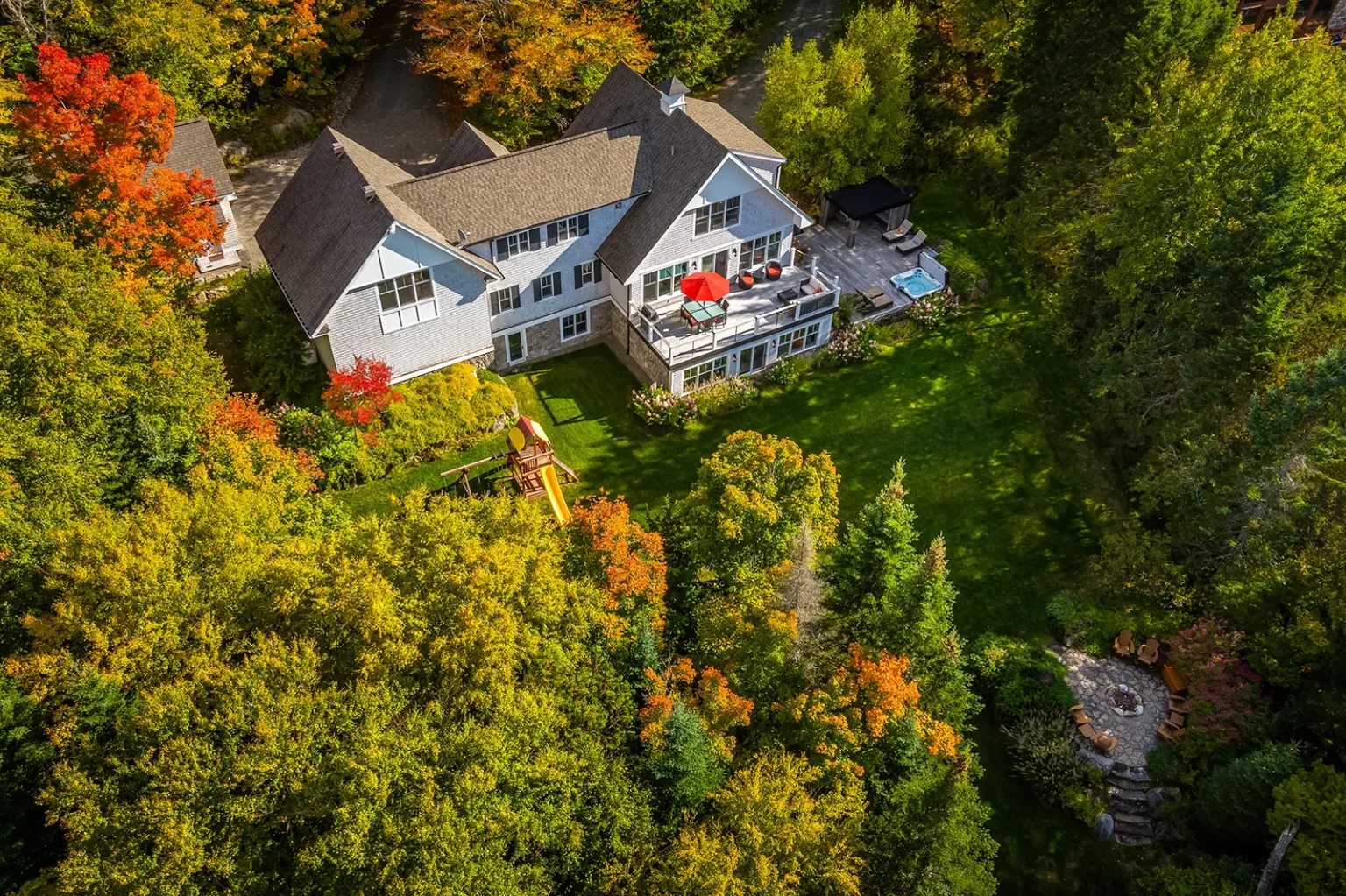 Aménagement paysager luxueux entouré de forêt capturé par drone à Lantier