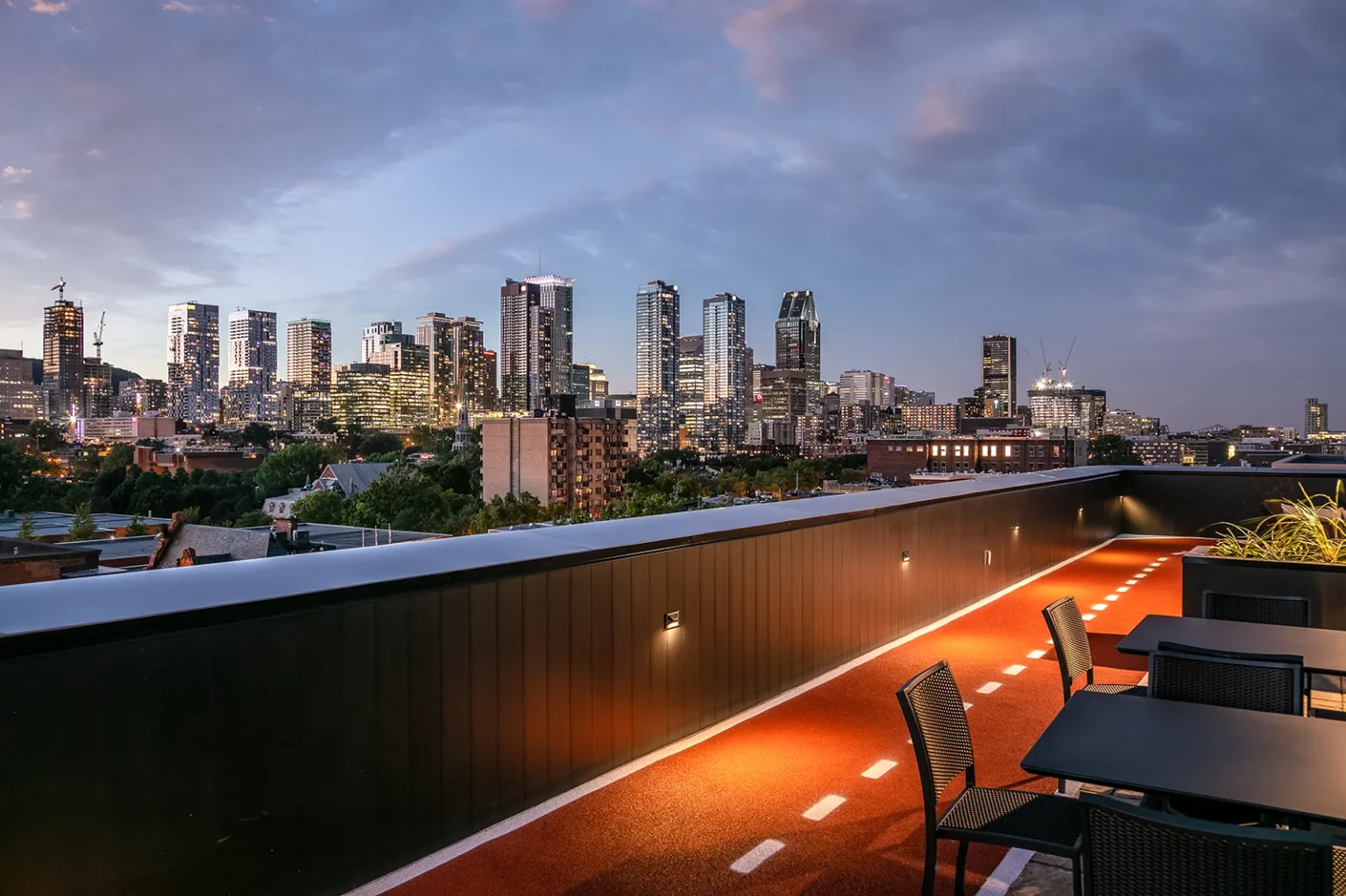 Aires communes sur le toit avec vue sur l'horizon de Montréal