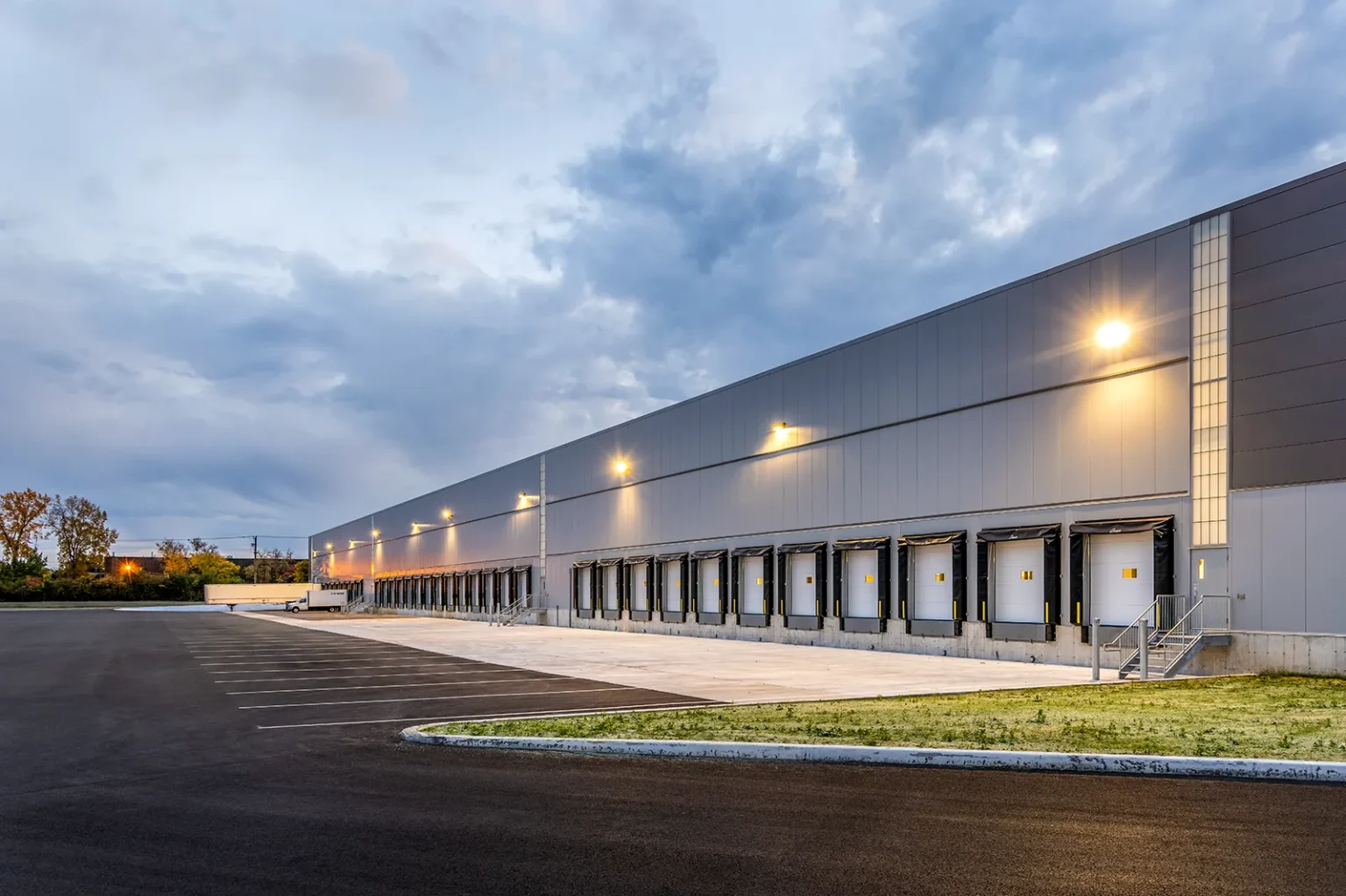Édifice industriel moderne dédié à la logistique et à l'entreposage