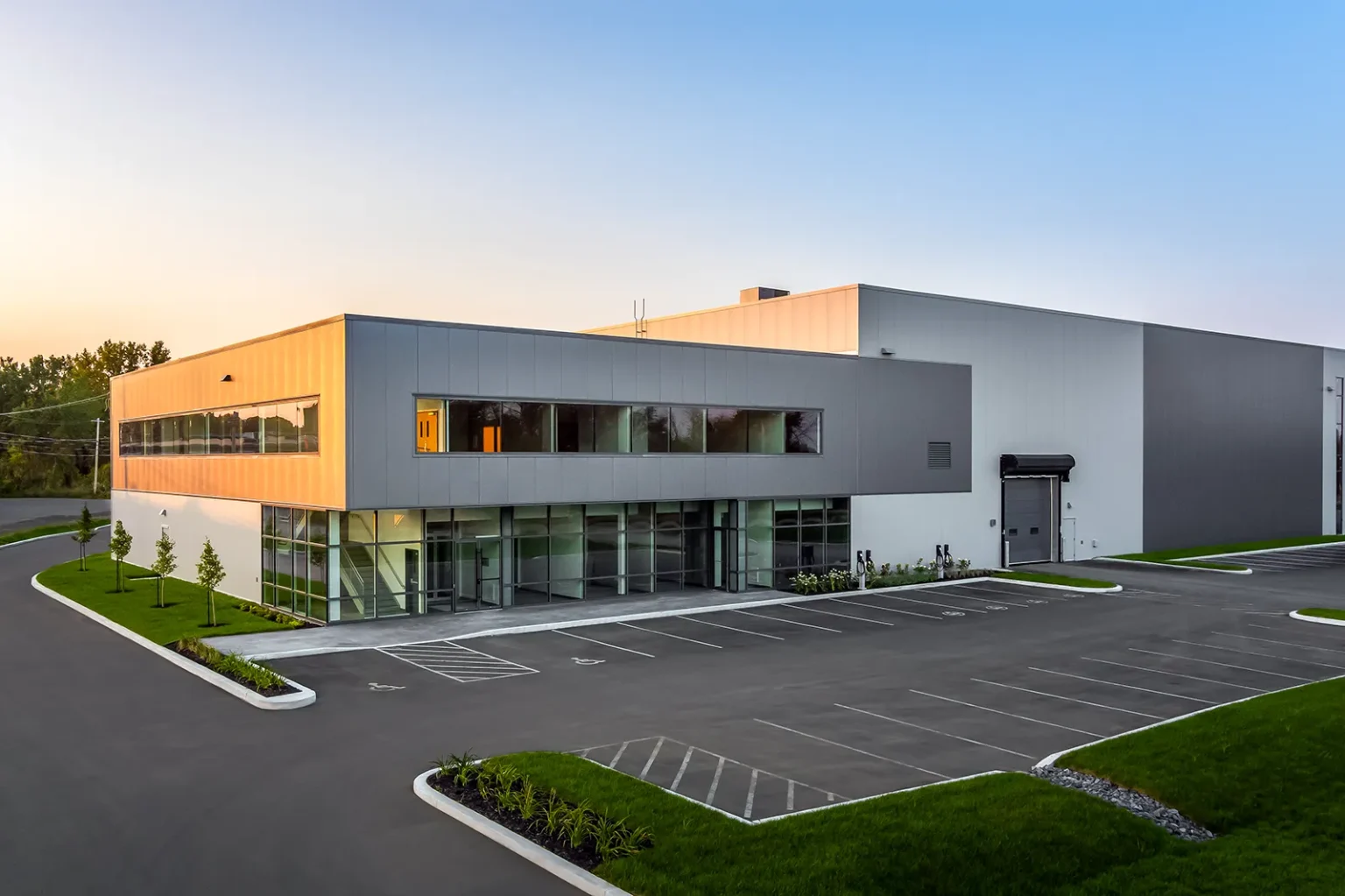 Bureaux attenants à un bâtiment industriel capturés au crépuscule
