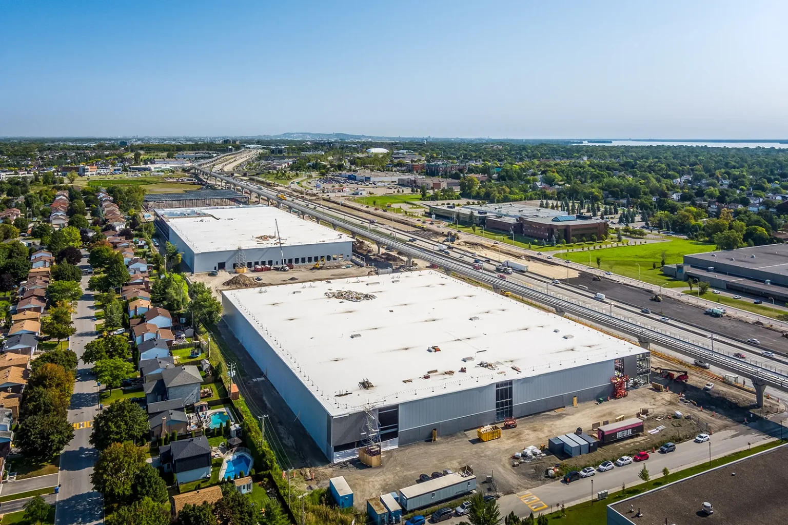 Chantier de développement industriel d'envergure vu du ciel