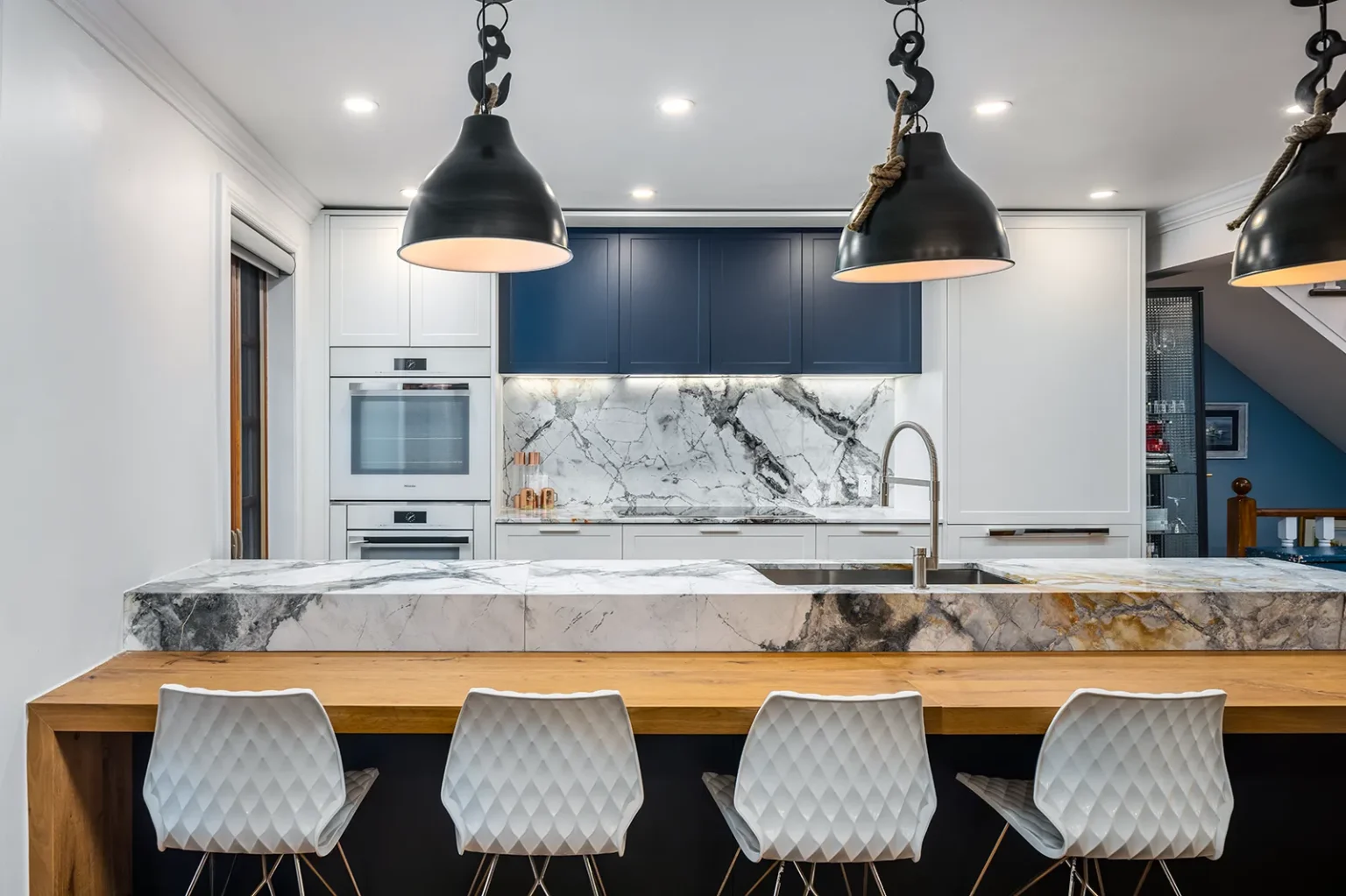 Cuisine luxueuse au design contemporain avec marbre bleu à Estérel