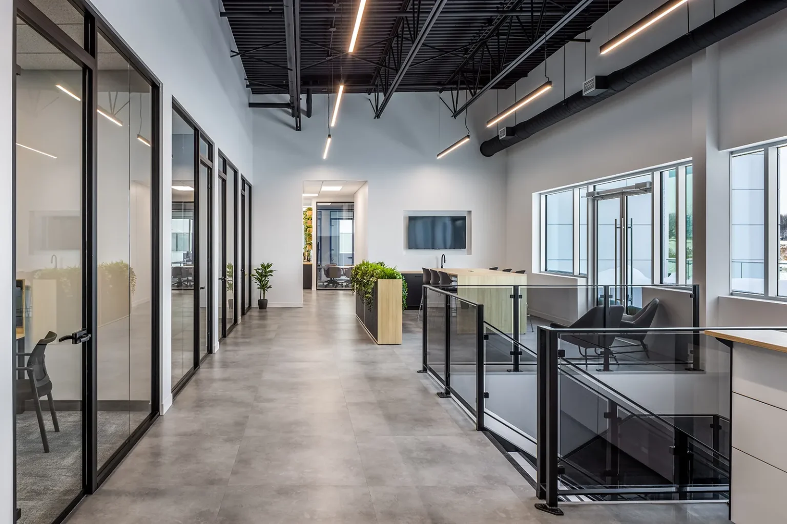 Espace de bureau moderne avec cloisons vitrées et mobilier contemporain