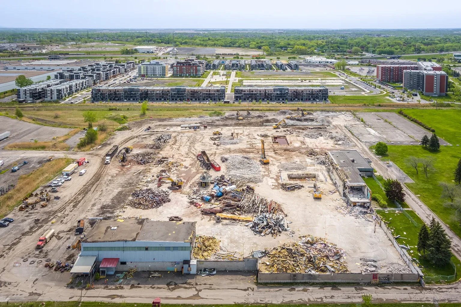 Site de démolition industrielle pour préparer un futur aménagement