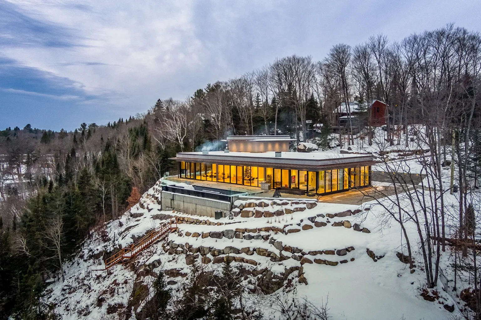Design architectural moderne au crépuscule d'une propriété de prestige à Estérel