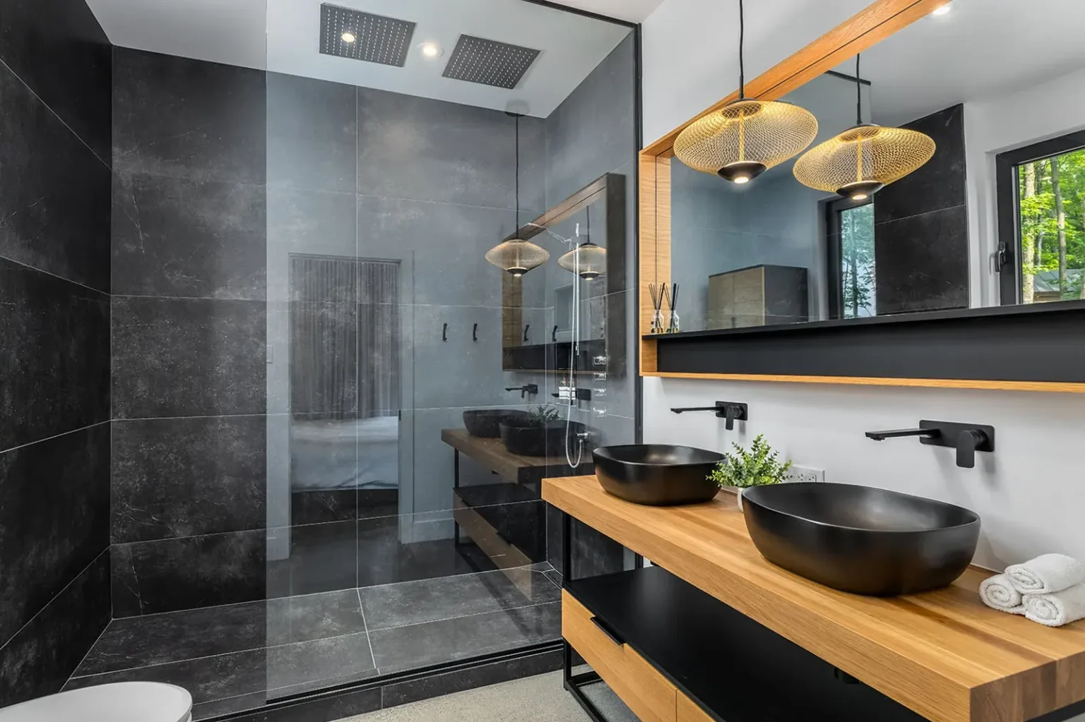 Salle de bain au design sombre et boiseries raffinées à Bromont