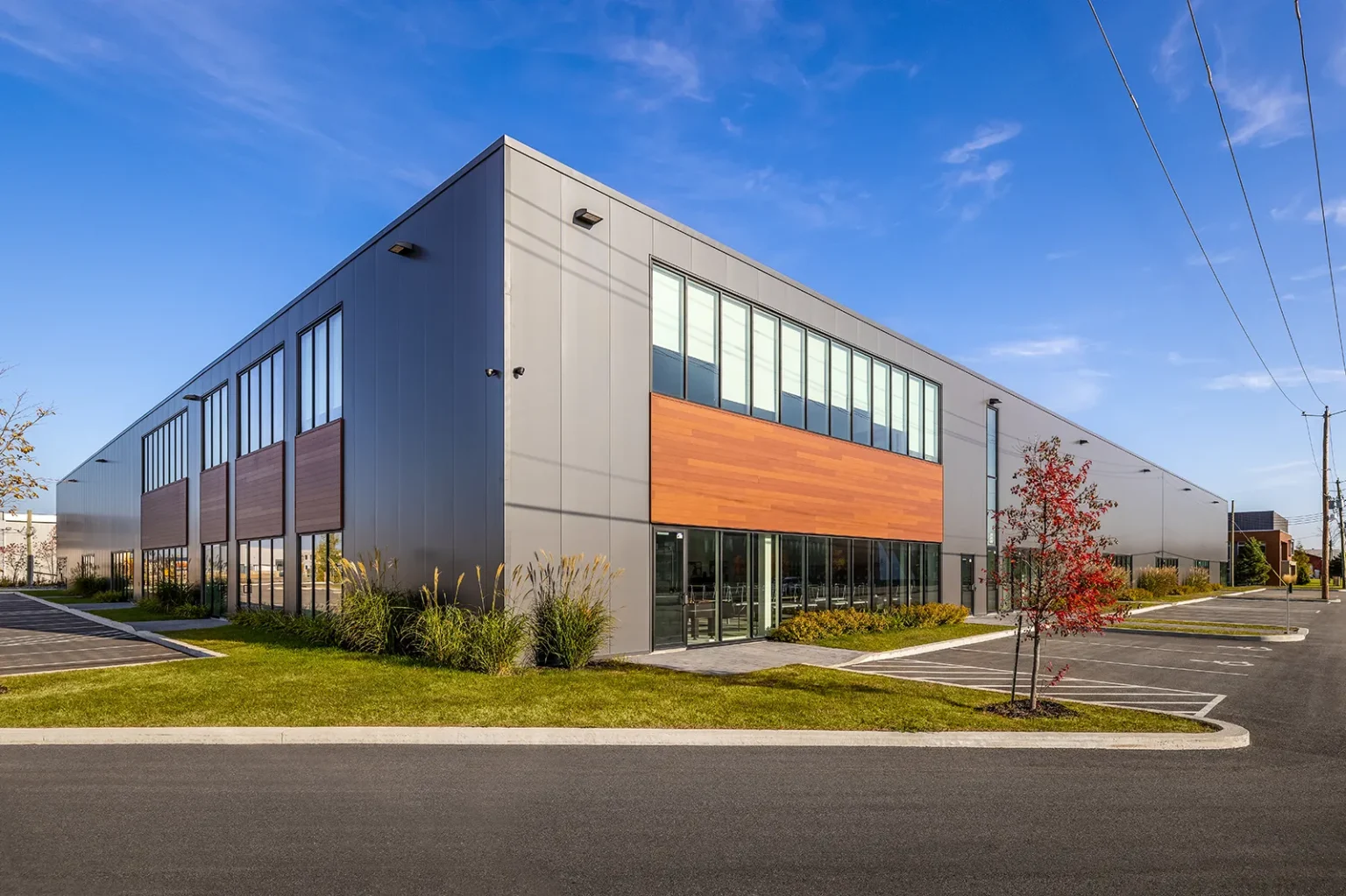 Place d'affaires industrielle au design sobre et élégant
