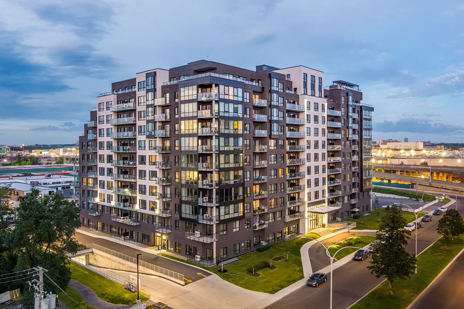 Complexe immobilier locatif capturé au crépuscule par drone