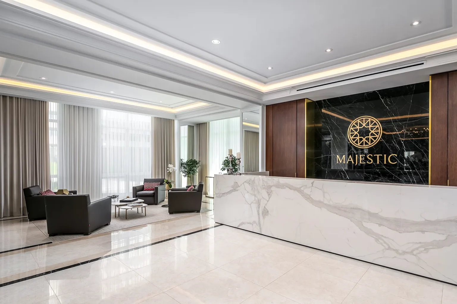 Hall d'entrée en marbre d'un immeuble résidentiel haut de gamme