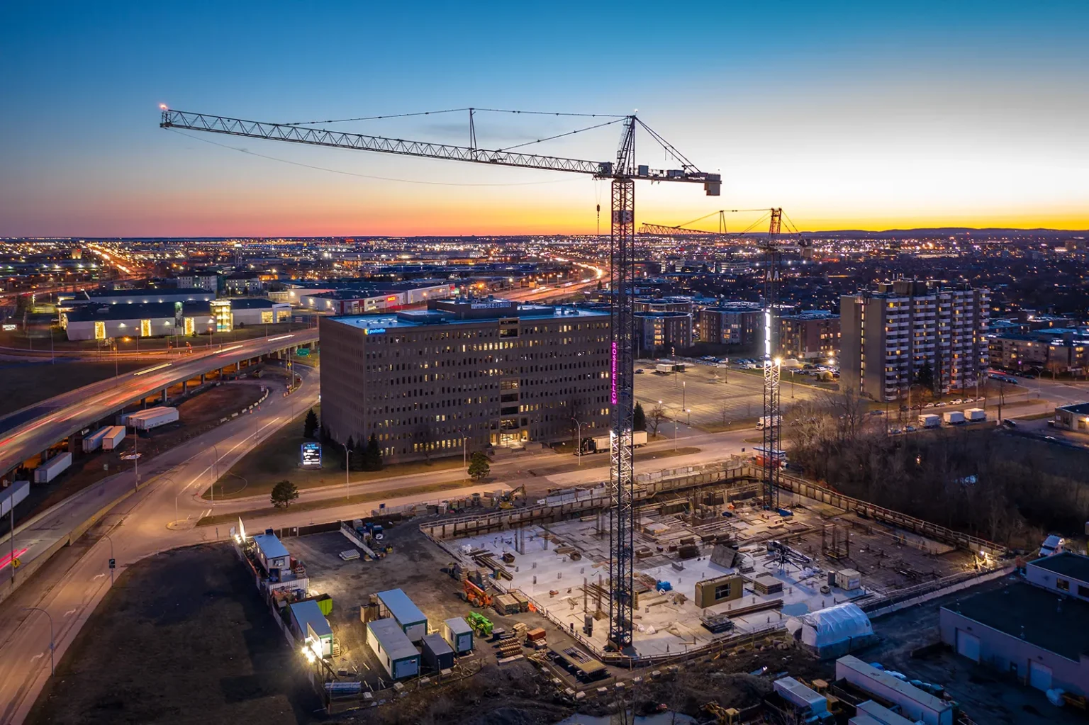 Fondations de béton et machinerie lourde sur un chantier urbain