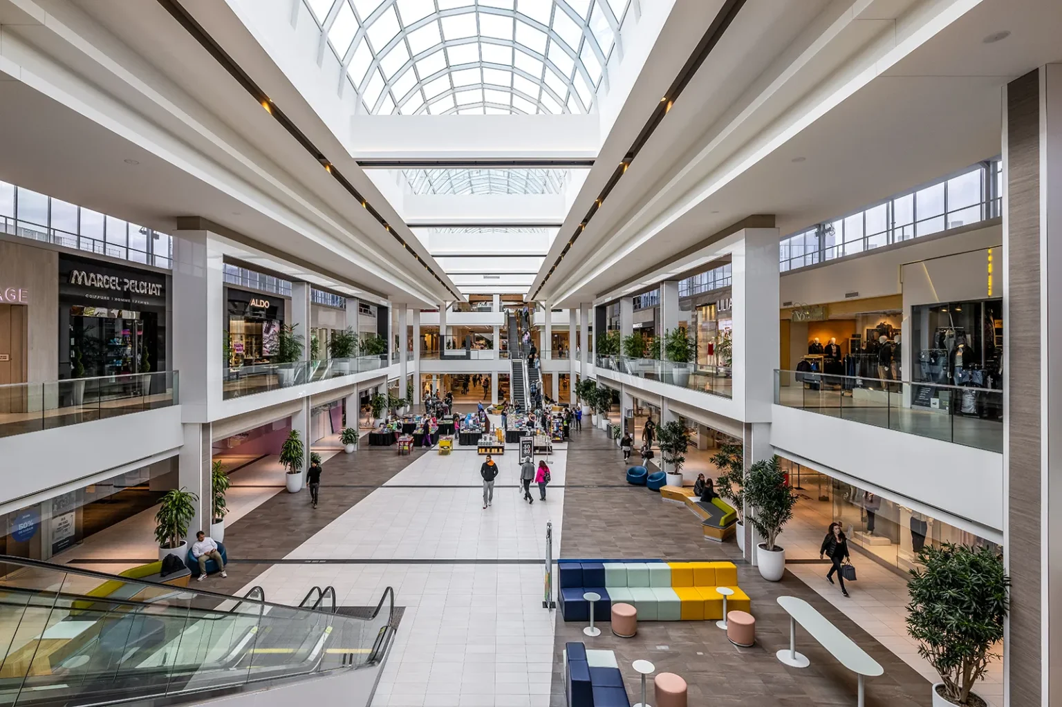 Atrium commercial spectaculaire avec plafond vitré et lumière naturelle