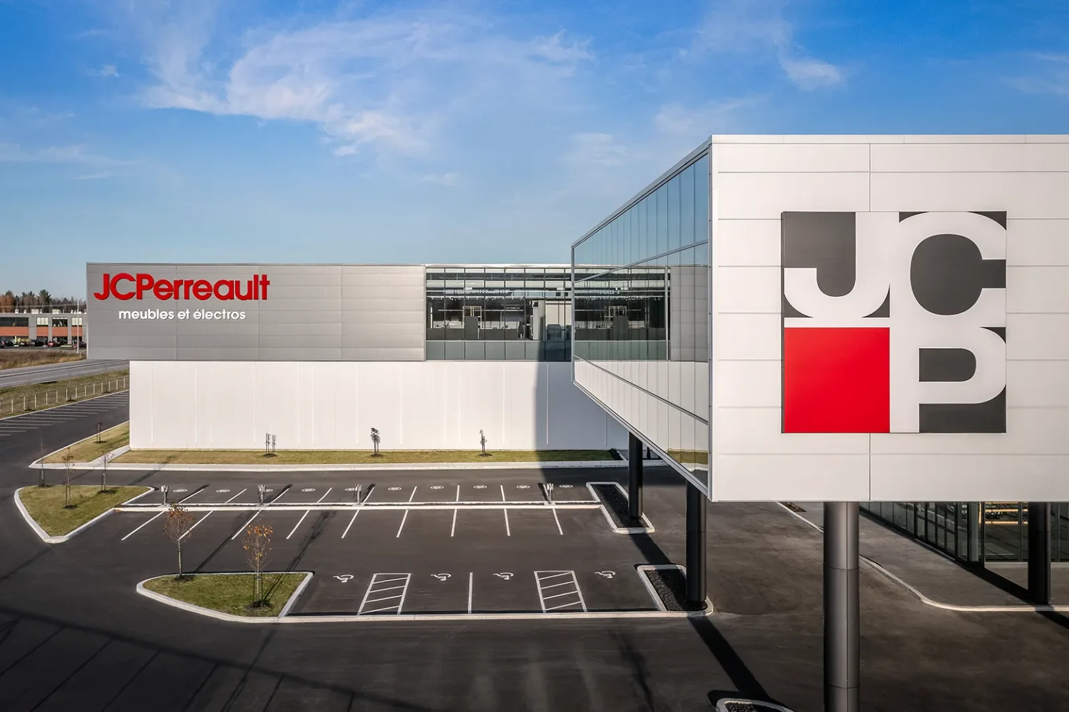 Mise en valeur d'un bâtiment commercial haut de gamme en journée