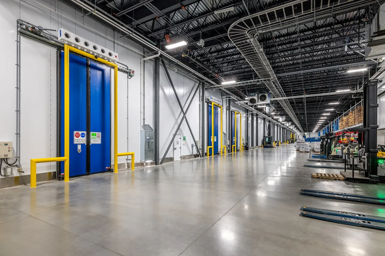 Intérieur d'un entrepôt logistique industriel avec hauts plafonds
