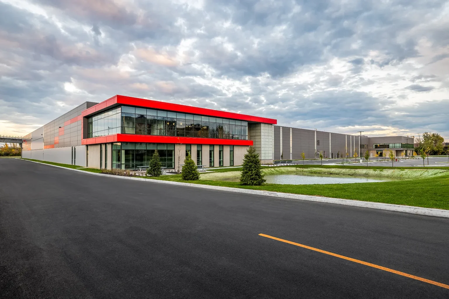Détails de la façade d'un centre de distribution logistique d'envergure