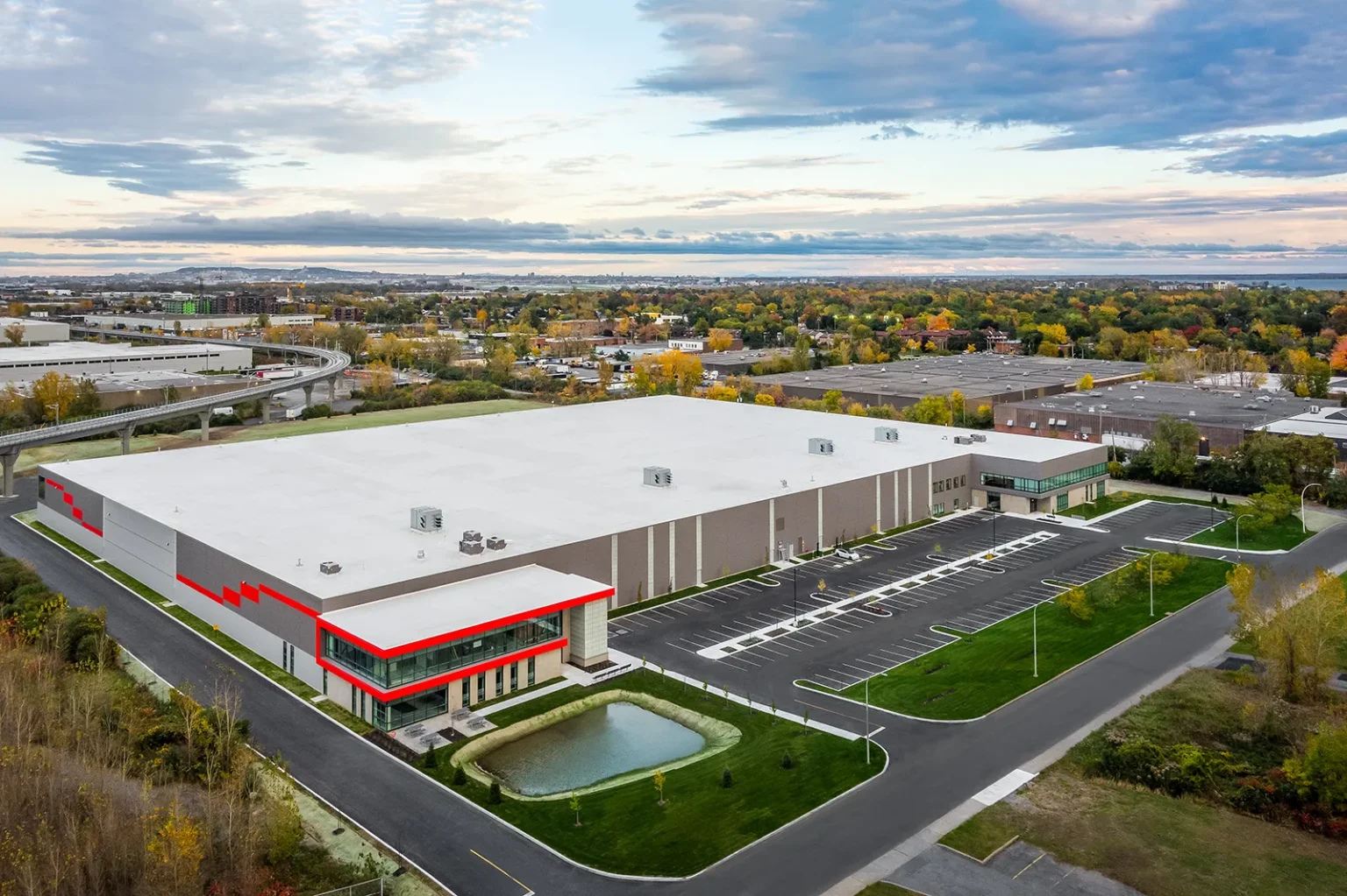 Vue aérienne d'un vaste complexe industriel moderne à Pointe-Claire