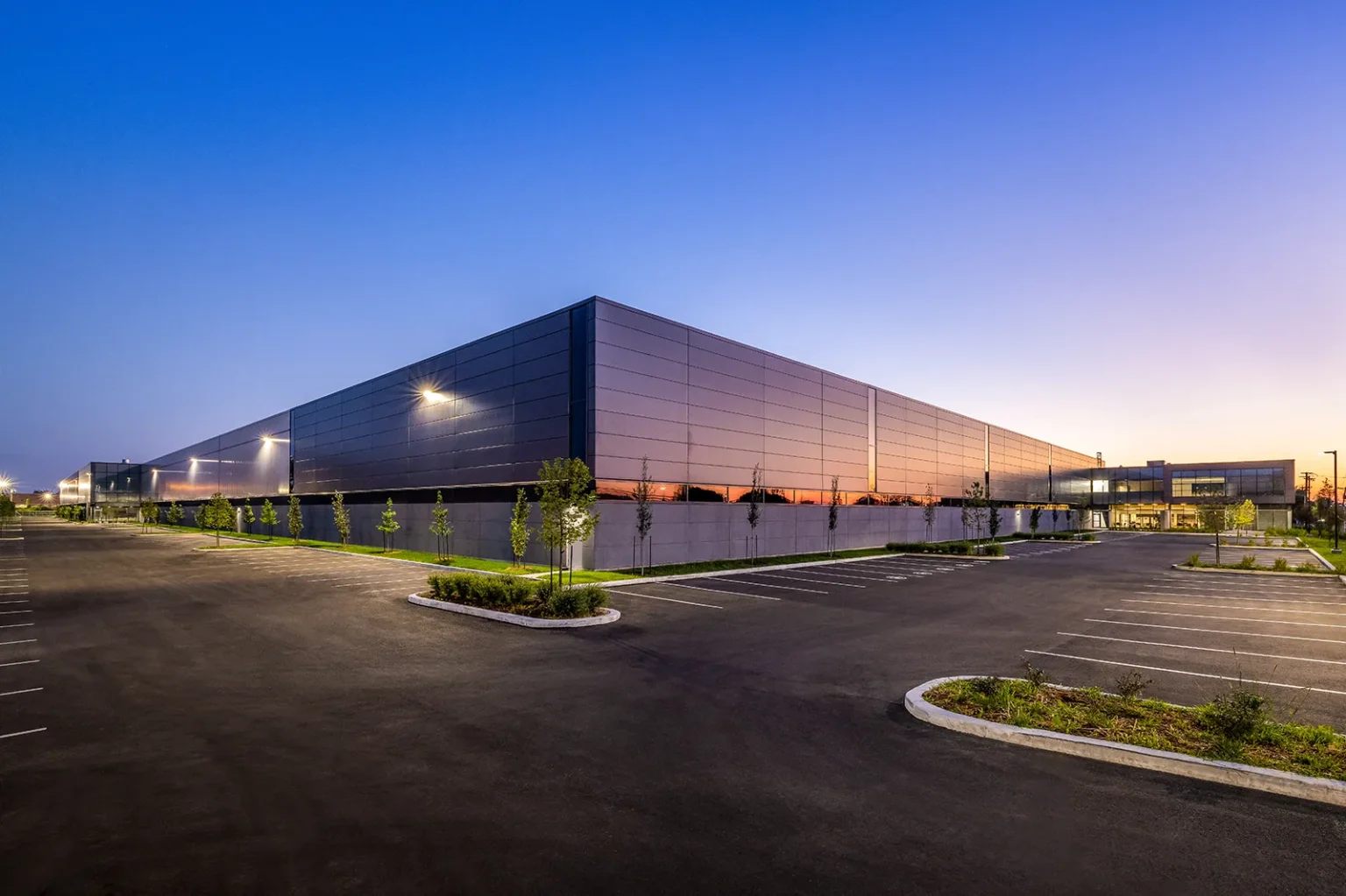 Immeuble industriel avec intégration de bureaux corporatifs haut de gamme