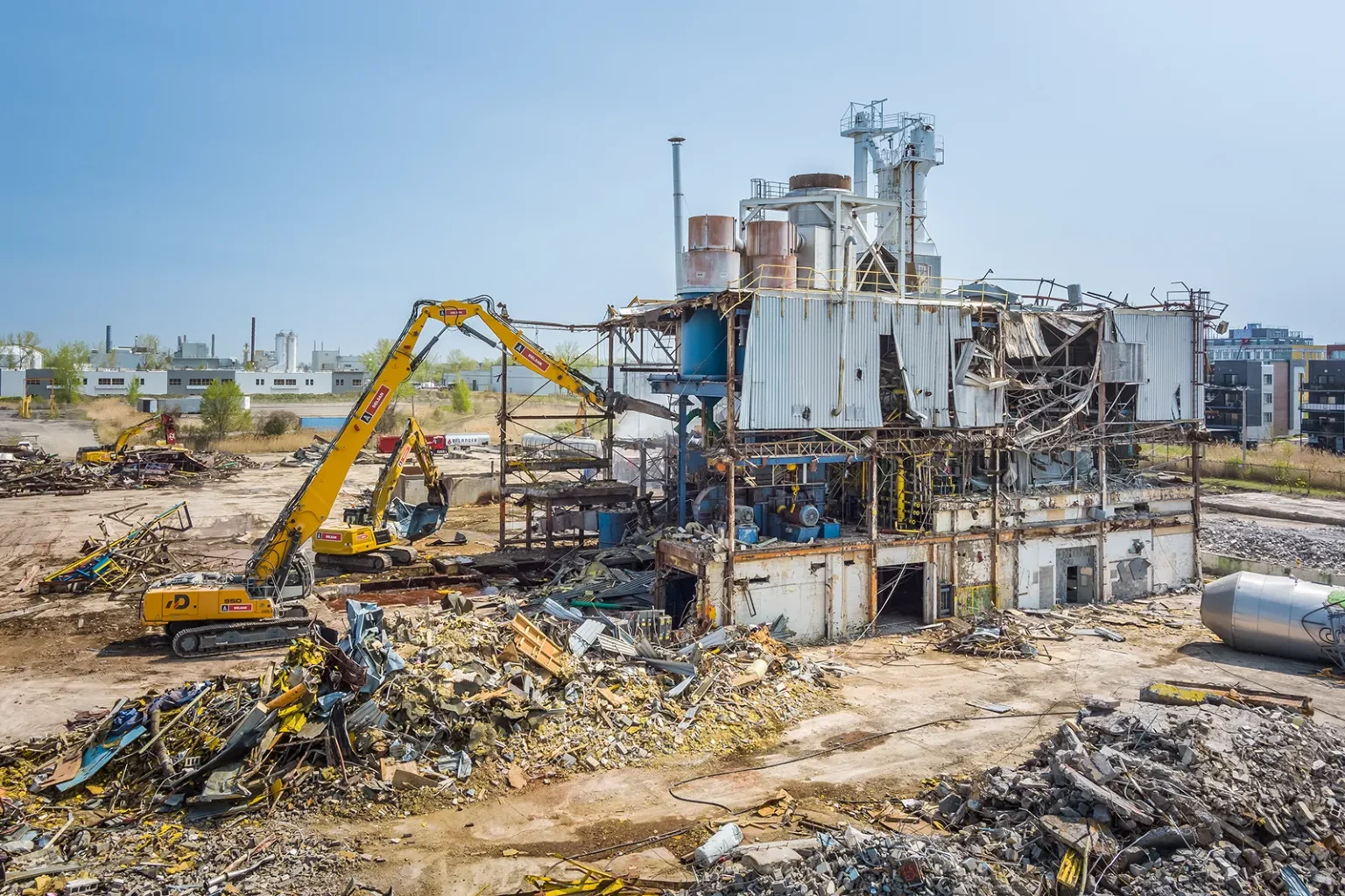 Opérations de démolition et de nettoyage d'un ancien site industriel