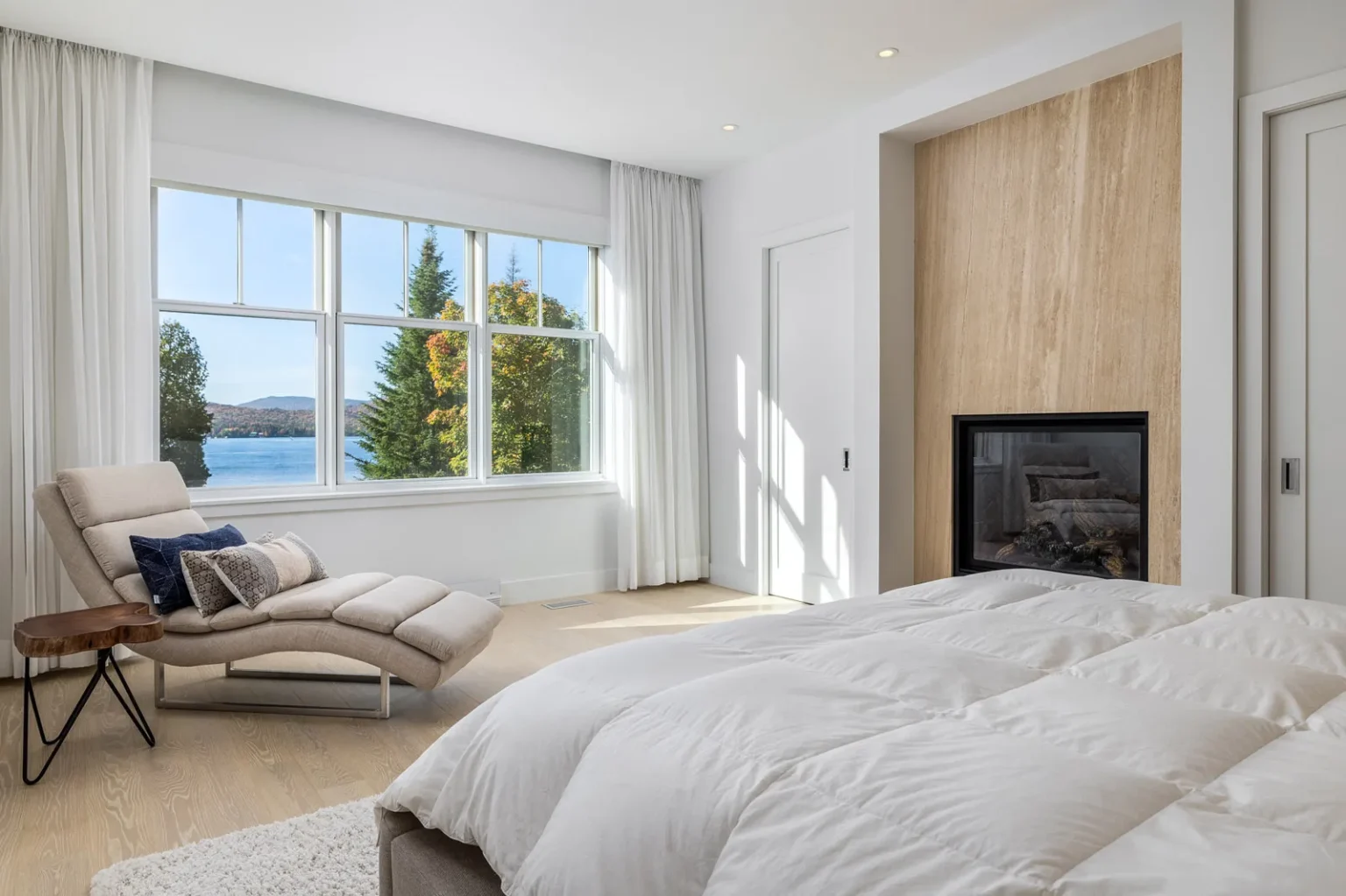 Chambre des maîtres avec foyer et vue panoramique sur le lac